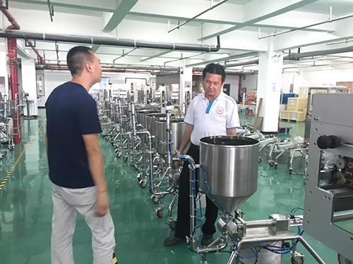欢迎马来西亚客户参观酱料包装机生产现场(图1)