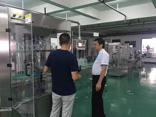 欢迎马来西亚客户参观酱料包装机生产现场(图2) 欢迎马来西亚客户参观酱料包装机生产现场(图2)