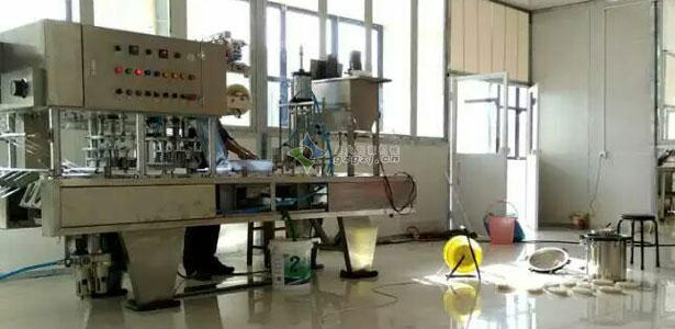 新品推荐:猪皮冻灌装封口机(图1) 新品推荐:猪皮冻灌装封口机(图1)