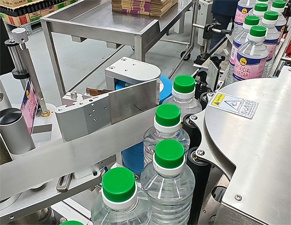 酱料蚝油灌装生产线 调味品调味汁灌装旋盖贴标收瓶生产线应用(图2)